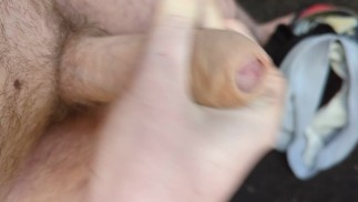 Полностью раздеваться на улице и мастурбировать в дневное время