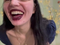 Пʼю вінішко з банки у синьому бодіку - Screenshot 13 of 16 - Dance