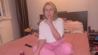 Relaxando enquanto fuma e peidando em pijamas