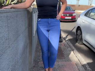 Mädchen Pinkelt in Jeans Und Läuft Auf Der öffentlichen Straße