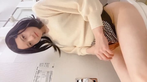 Crossdresser japonês limpando ânus depois do sexo