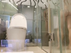 廣東話 洗澡後的美熟女，脫下內褲引誘我 (全片： 6/16