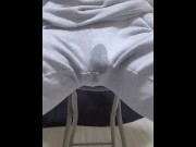 家でくつろいでいたら催し、そのまま我慢出来ずにお漏らしした男性