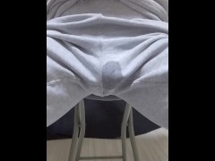 家でくつろいでいたら催し、そのまま我慢出来ずにお漏らしした男性 - Screenshot 11 of 16 - お漏らし