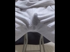 家でくつろいでいたら催し、そのまま我慢出来ずにお漏らしした男性 - Screenshot 14 of 16 - おしっこ