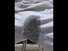 家でくつろいでいたら催し、そのまま我慢出来ずにお漏らしした男性 - Screenshot 15 of 16 - おしっこ おもらし