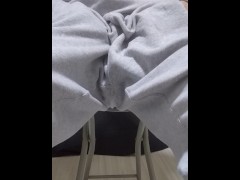 家でくつろいでいたら催し、そのまま我慢出来ずにお漏らしした男性 - Screenshot 7 of 16 - スエット