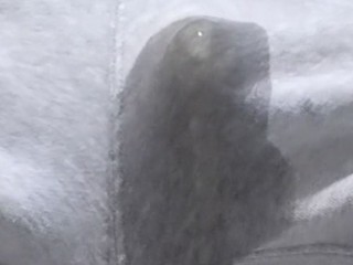 一名男子在家里休息时举办活动，忍不住尿了裤子。