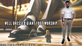 Хорошо одетый поклонение гигантской ноге