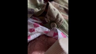 Un spécialiste de l’armée se branle en boxeurs empruntés à son sarge et tire une charge de sperme sur son uniforme