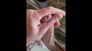 Énorme éjaculation sur ma main - je veux la lécher ??? Soldat de l’armée s’amusant avec sa bite