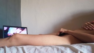 Garota safada se masturba enquanto assiste hentai