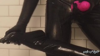 Latex catsuit trans in douche - latex - video 4