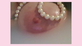 Pearl collier frottant sur mes énormes seins et mon mamelon