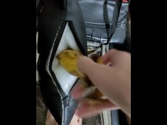 Enfiando uma banana dentro de uma cadeira gamer!