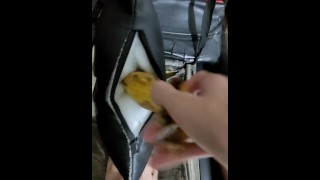 Enfiando uma banana dentro de uma cadeira gamer!