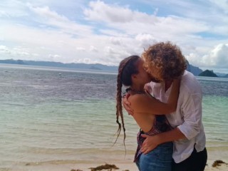 離れた熱帯の島で情熱的にキスを愛するhotカップル