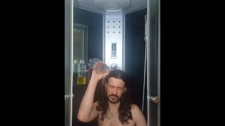 Man geeft zichzelf een zelf gouden douche