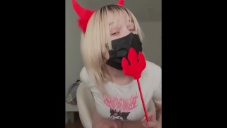 Sie zeigt ihren perfekten Körper für dich