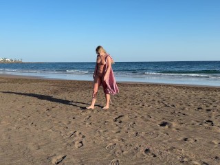 Ragazza Che Cammina Sulla Spiaggia e Mostra Il Corpo in Pubblico