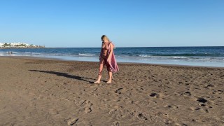 Chica caminando por la playa y mostrando su cuerpo en público.