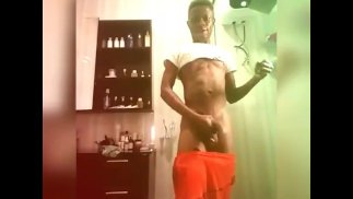 Skinie boy dancing neckad