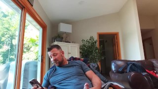 sexy man toont zijn attributen op cam
