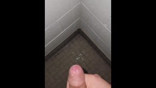 Latino masturbándose en la ducha del campus después del entrenamiento