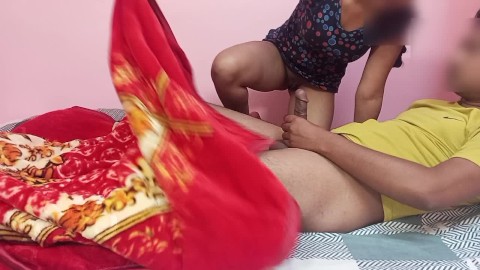 Winter Jade met ses pieds sexy sur la table pour la vidéo de sexe indien de beau-père Desi