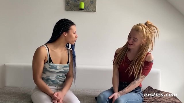 Ersties - Lena und Nicky F haben intensives Vergnügen mit Doppeldildo