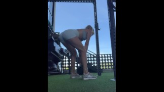 Fit Gym девушка тренирует