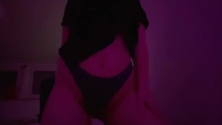 девушка решила поласкать себя перед камерой