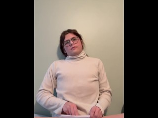 Транс девушка гладит свой член для тебя