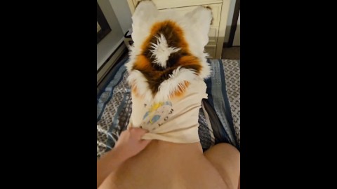 Femboy recebe seu pau ordenhado por um peludo com uma bunda gorda  preservativo!)