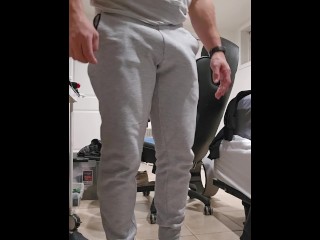 巨大なばかげた灰色の汗パンツ
