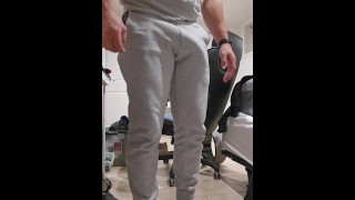 Pantalones de sudor gris con boner gigante
