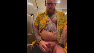 Papai tatuado barbudo se masturbando em banheiro público