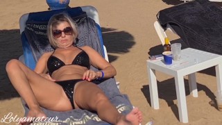 Na een dag op het strand helpt stiefzoon stiefmoeder met beschermende crème en eindigt om elkaar te helpen