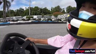 Cute petite amie amateur thaïlandaise fait du karting et enregistré sur vidéo après