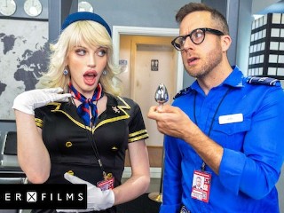 CuteトランススチュワーデスがKinky警備員に犯される- Izzy Wilde - GenderXFilms