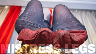 Foot Tease aus schwarzem Nylon mit weißen Tupfen und rot verstärkten Zehen