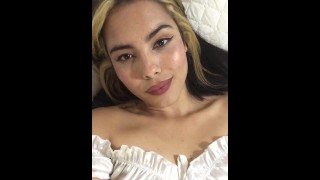 Beautiful blonde a enregistré une vidéo d’elle-même touchant son beau corps et a envoyé une vidéo à un voisin