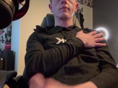 British Amateur Teen Chav Masturbates and Cums while watching porn - Screenshot 8 of 16 - Breeding