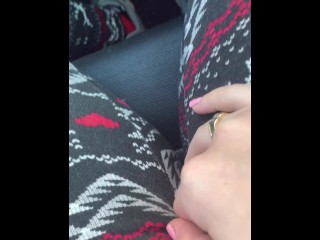 Masturbação Pública Feminina Durante o Dia - Esperando no Estacionamento Da Lavanderia me Dedilhando no Carro