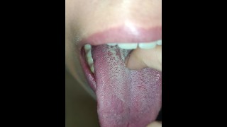 Lengüeta blanca limpiando la lengua aplastando con un clavo