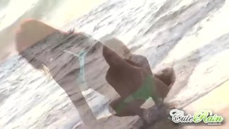 Heiße Babes am Strand, die die Kamera necken