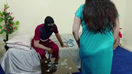 Индийские горячие мужчины Тейлор соблазняют и трахают ее клиентку