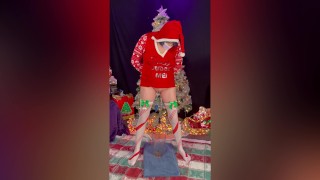 Stiefmoeder plast bij de kerstboom