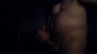 В порно аркаде дрочит и получает отсосанный член