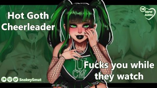 Hot Goth cheerleader neukt je terwijl ze kijken naar [audioporno] [Fuck My Holes] [Squad Cameos]